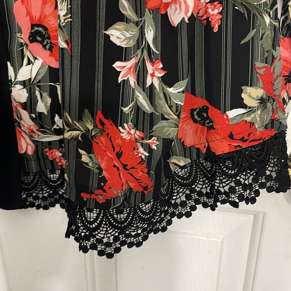 Beautiful Floral Outerlayer - Picture 3 of 4